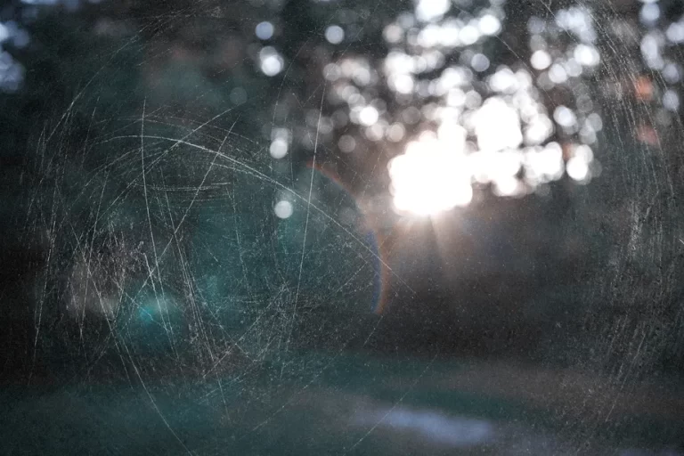 چگونه خط و خش را از روی شیشه پاک کنیم؟