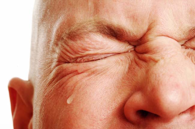 علت سوزش و آبریزش چشم + درمان آن